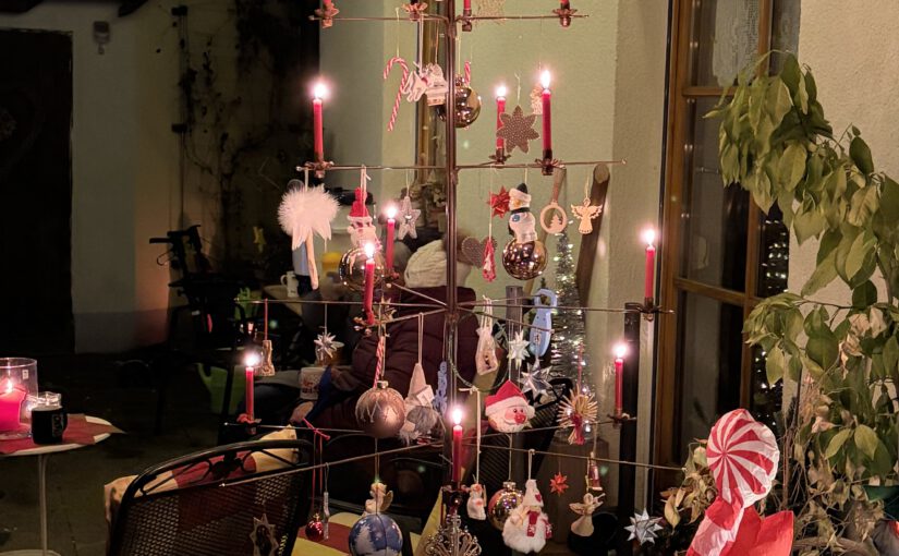 Christbaumabschmücken bei Familie Maull und Familie Fürst