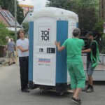 Das Toilettenhäuschen kommt. Vielen Dank an Familie Rief!