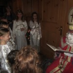 Ein Kind nach dem anderen durfte zum Nikolaus. Ein bissl aufregend ist das ja schon.