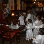 Der Nikolaus wurde von den Engerln schon an der Tür begrüßt
