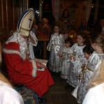 Ein Kind nach dem anderen durfte zum Nikolaus. Ein bissl aufregend ist das ja schon.