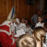 Ein Kind nach dem anderen durfte zum Nikolaus. Ein bissl aufregend ist das ja schon.